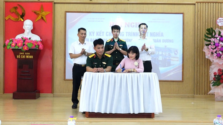 KẾT NGHĨA THẮT CHẶT TÌNH QUÂN DÂN GIỮA BAN CHỈ HUY QUÂN SỰ XÃ VÀ TRƯỜNG MẦM NON XUÂN DƯƠNG- Ảnh 2.