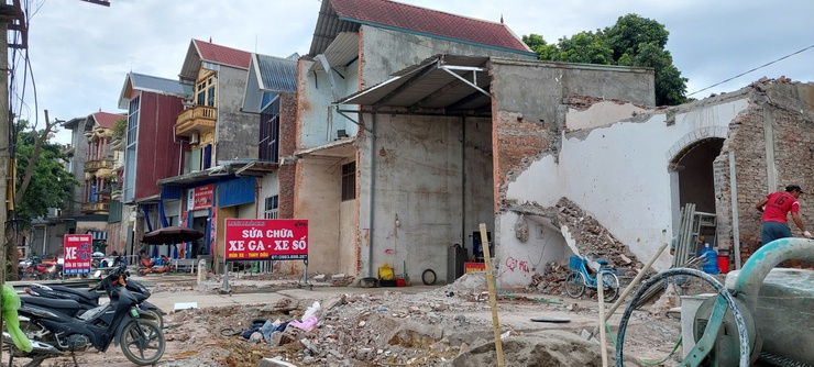 Phú Nghĩa huy động tối đa nhân lực, máy móc khẩn trương phá dỡ công trình, đẩy nhanh tiến độ giải phóng mặt bằng Dự án cải tạo, nâng cấp Quốc lộ 6- Ảnh 12.