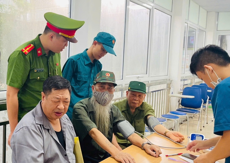 Xã Gia Lâm khai mạc chương trình khám bệnh, tư vấn sức khỏe, tặng quà đối tượng chính sách năm 2026- Ảnh 10.