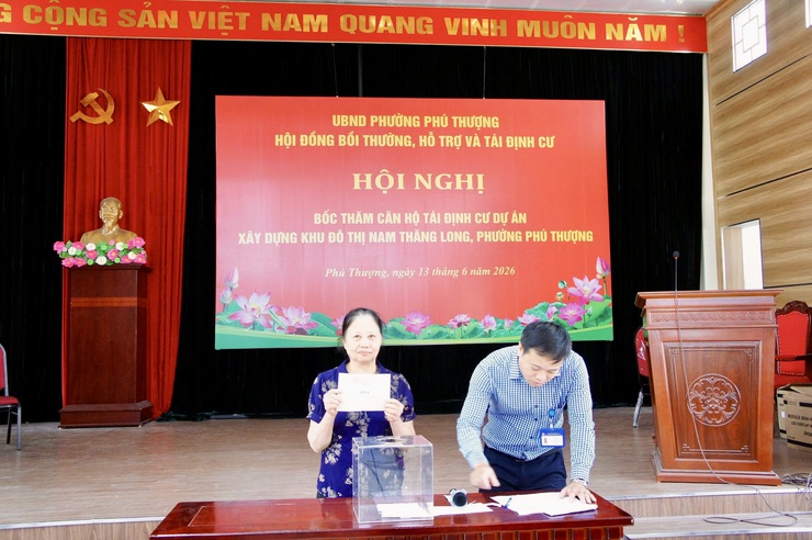 Phường Phú Thượng bảo đảm công khai, minh bạch trong bốc thăm lựa chọn 12 căn hộ tái định cư cho người dân bị ảnh hưởng bởi dự án- Ảnh 6.