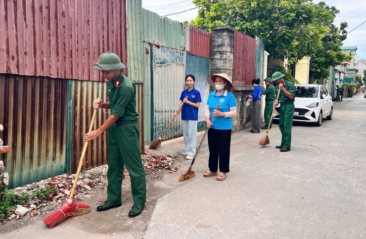 Thôn 5 Đông Dư ra quân vệ sinh môi trường, xóa quảng cáo rao vặt trái phép- Ảnh 1.