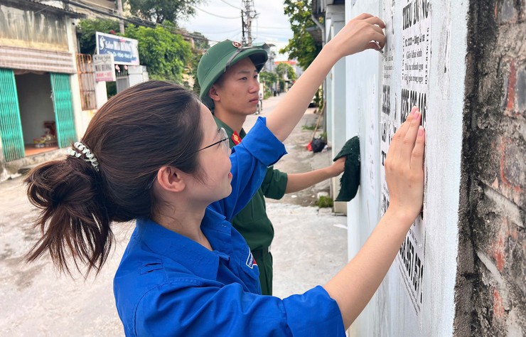 Thôn 5 Đông Dư ra quân vệ sinh môi trường, xóa quảng cáo rao vặt trái phép- Ảnh 4.