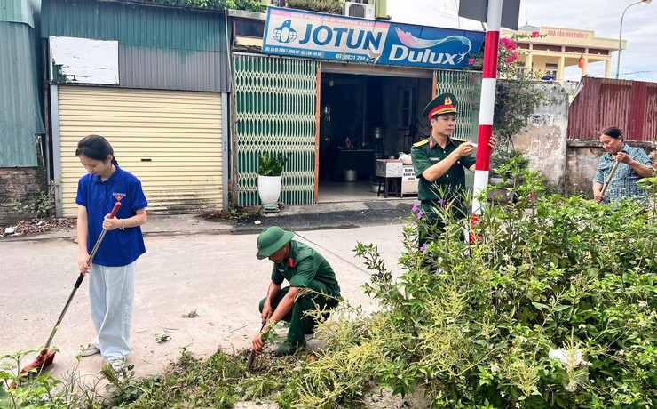 Thôn 5 Đông Dư ra quân vệ sinh môi trường, xóa quảng cáo rao vặt trái phép- Ảnh 2.