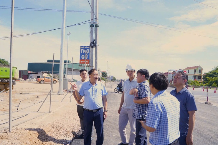 Xã Chuyên Mỹ quyết liệt chỉ đạo bàn giao mặt bằng tại thực địa phục vụ thi công dự án đường trục phía Nam
 - Ảnh 2.