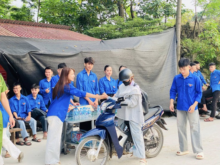 Đoàn Thanh niên Cộng sản Hồ Chí Minh xã Minh Châu ra quân tiếp sức mùa thi THPT năm 2026- Ảnh 3.