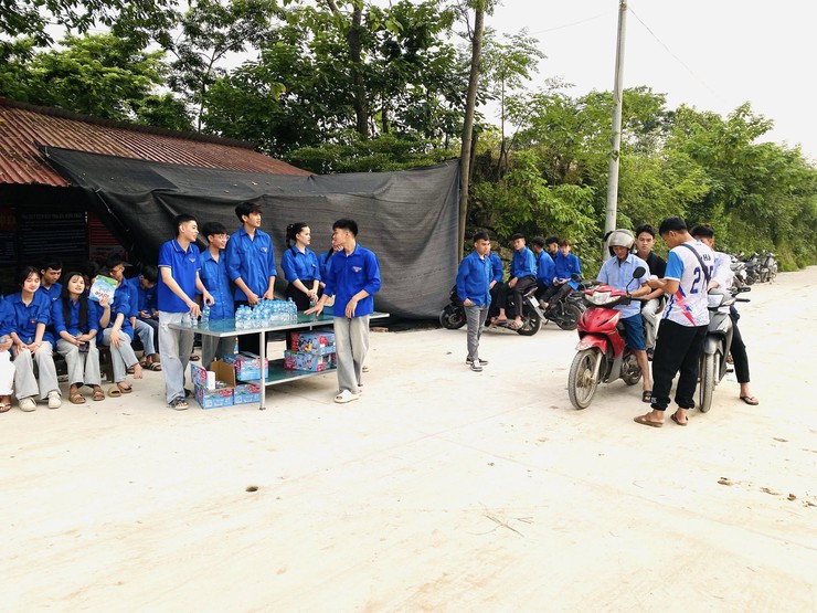 Đoàn Thanh niên Cộng sản Hồ Chí Minh xã Minh Châu ra quân tiếp sức mùa thi THPT năm 2026- Ảnh 5.