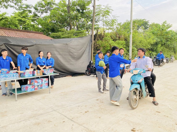 Đoàn Thanh niên Cộng sản Hồ Chí Minh xã Minh Châu ra quân tiếp sức mùa thi THPT năm 2026- Ảnh 4.