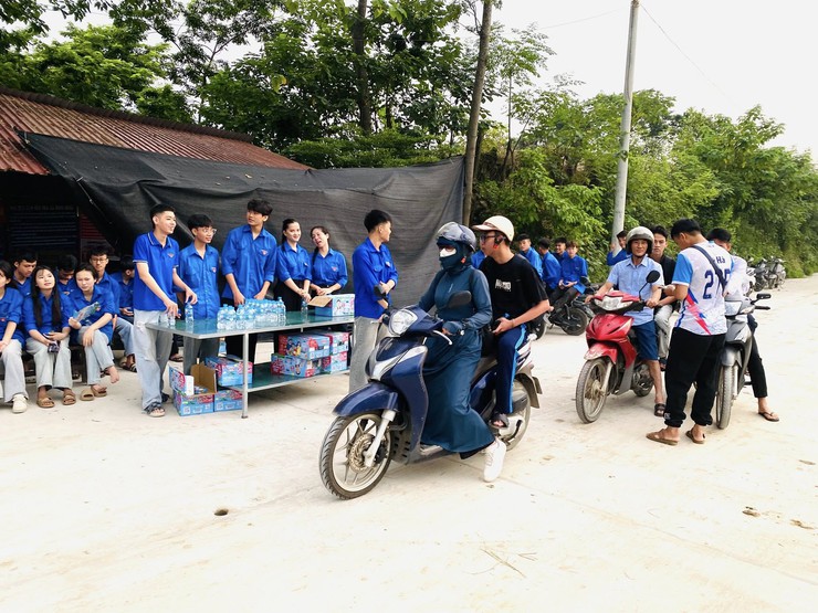 Đoàn Thanh niên Cộng sản Hồ Chí Minh xã Minh Châu ra quân tiếp sức mùa thi THPT năm 2026- Ảnh 2.