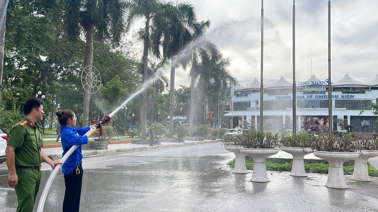 THANH NIÊN PHƯỜNG BẠCH MAI TRẢI NGHIỆM PHƯƠNG TIỆN PHÒNG CHÁY, CHỮA CHÁY VÀ CỨU NẠN, CỨU HỘ- Ảnh 5.