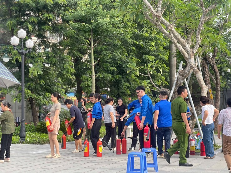 THANH NIÊN PHƯỜNG BẠCH MAI TRẢI NGHIỆM PHƯƠNG TIỆN PHÒNG CHÁY, CHỮA CHÁY VÀ CỨU NẠN, CỨU HỘ- Ảnh 2.