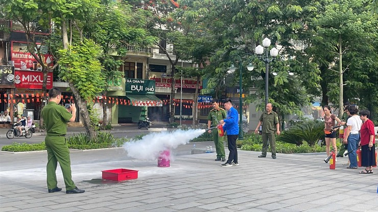 THANH NIÊN PHƯỜNG BẠCH MAI TRẢI NGHIỆM PHƯƠNG TIỆN PHÒNG CHÁY, CHỮA CHÁY VÀ CỨU NẠN, CỨU HỘ- Ảnh 3.