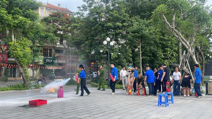THANH NIÊN PHƯỜNG BẠCH MAI TRẢI NGHIỆM PHƯƠNG TIỆN PHÒNG CHÁY, CHỮA CHÁY VÀ CỨU NẠN, CỨU HỘ- Ảnh 4.