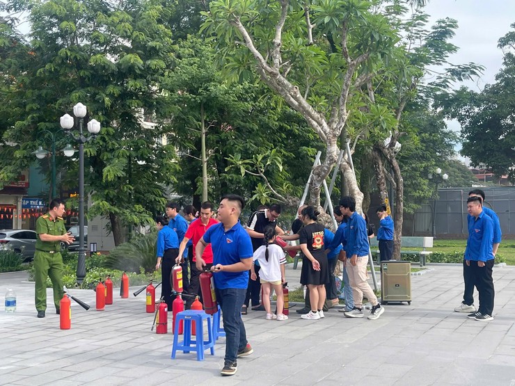 THANH NIÊN PHƯỜNG BẠCH MAI TRẢI NGHIỆM PHƯƠNG TIỆN PHÒNG CHÁY, CHỮA CHÁY VÀ CỨU NẠN, CỨU HỘ- Ảnh 6.