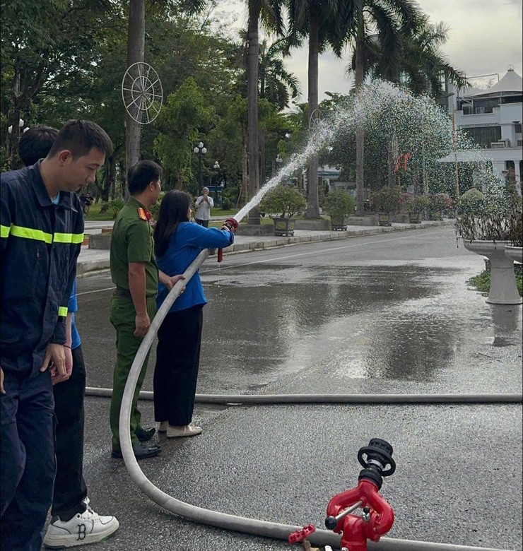 THANH NIÊN PHƯỜNG BẠCH MAI TRẢI NGHIỆM PHƯƠNG TIỆN PHÒNG CHÁY, CHỮA CHÁY VÀ CỨU NẠN, CỨU HỘ- Ảnh 1.