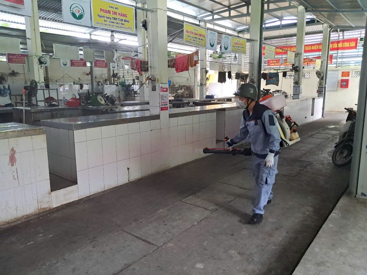TRIỂN KHAI TIÊU ĐỘC KHỬ TRÙNG PHÒNG, CHỐNG DỊCH BỆNH GIA SÚC, GIA CẦM SAU TIÊM PHÒNG ĐẠI TRÀ ĐỢT I/2026- Ảnh 1.