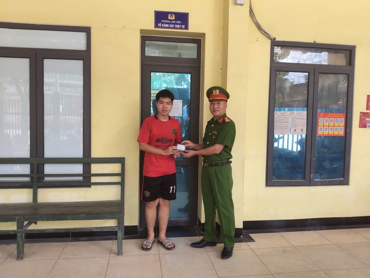 Công an xã Vĩnh Thanh trao trả tài sản đánh rơi, lan tỏa việc làm đẹp- Ảnh 2.