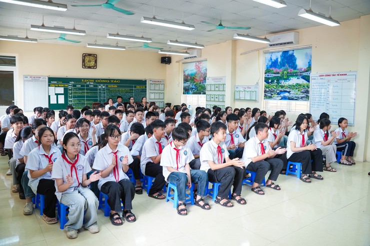Hơn 100 học sinh trường THCS Quất Động được trang bị kỹ năng bảo vệ trẻ em trên không gian mạng- Ảnh 2.