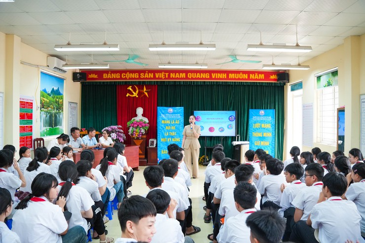 Hơn 100 học sinh trường THCS Quất Động được trang bị kỹ năng bảo vệ trẻ em trên không gian mạng- Ảnh 1.