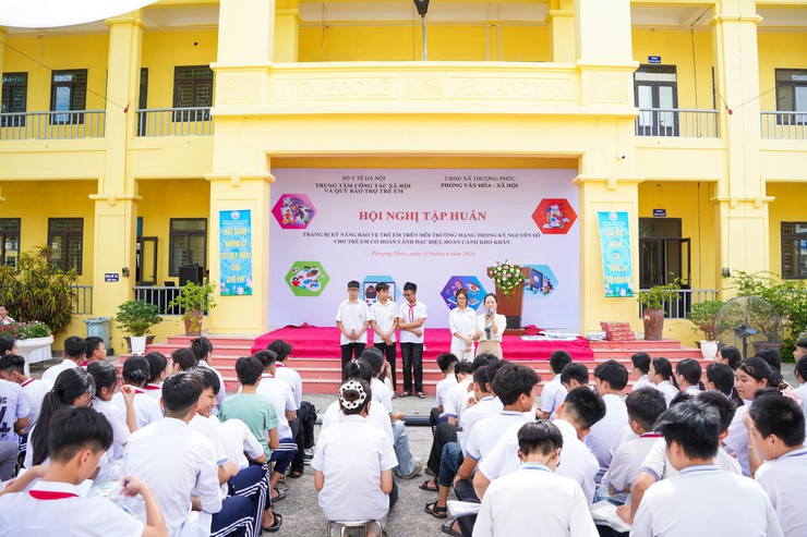 Xã Thượng Phúc trang bị kỹ năng bảo vệ trẻ em trên không gian mạng cho hơn 100 trẻ em có hoàn cảnh đặc biệt trường THCS Dũng Tiến- Ảnh 2.