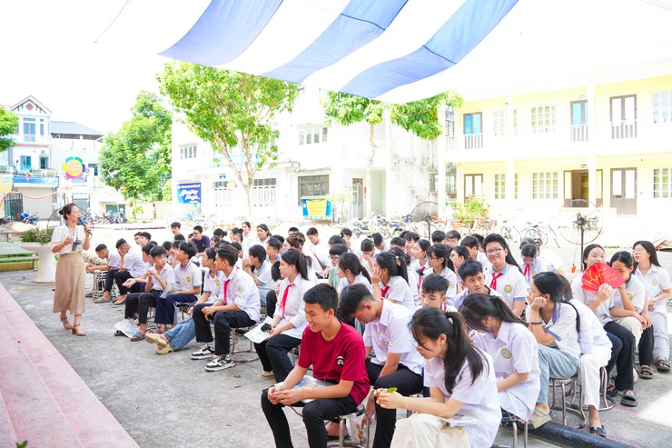 Xã Thượng Phúc trang bị kỹ năng bảo vệ trẻ em trên không gian mạng cho hơn 100 trẻ em có hoàn cảnh đặc biệt trường THCS Dũng Tiến- Ảnh 5.