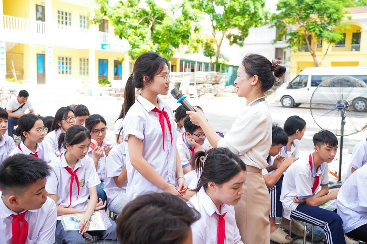 Xã Thượng Phúc trang bị kỹ năng bảo vệ trẻ em trên không gian mạng cho hơn 100 trẻ em có hoàn cảnh đặc biệt trường THCS Dũng Tiến- Ảnh 4.