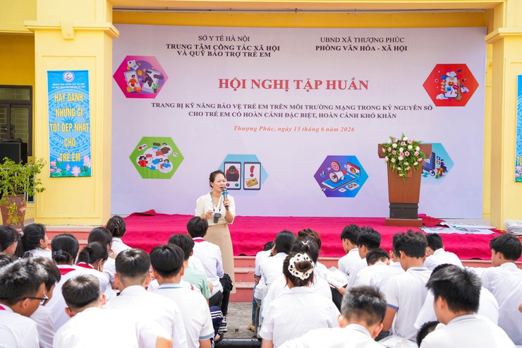 Xã Thượng Phúc trang bị kỹ năng bảo vệ trẻ em trên không gian mạng cho hơn 100 trẻ em có hoàn cảnh đặc biệt trường THCS Dũng Tiến- Ảnh 1.