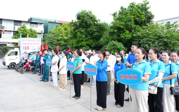 UBND xã Bát Tràng phát động chiến dịch vệ sinh môi trường, diệt bọ gậy hưởng ứng Ngày ASEAN phòng, chống sốt xuất huyết năm 2026- Ảnh 1.