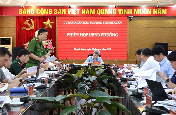UBND phường Thanh Xuân họp phiên thường kỳ đánh giá công tác 6 tháng đầu năm 2026- Ảnh 1.