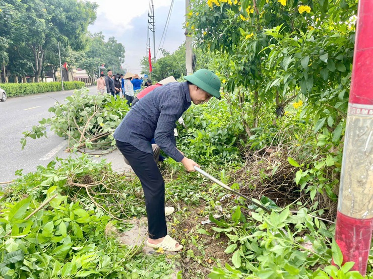 Trường THCS Võng Xuyên tổ chức ra quân tổng vệ sinh môi trường, phòng chống dịch sốt xuất huyết- Ảnh 3.