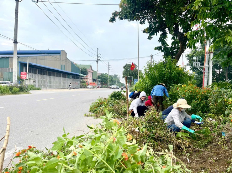 Trường THCS Võng Xuyên tổ chức ra quân tổng vệ sinh môi trường, phòng chống dịch sốt xuất huyết- Ảnh 1.