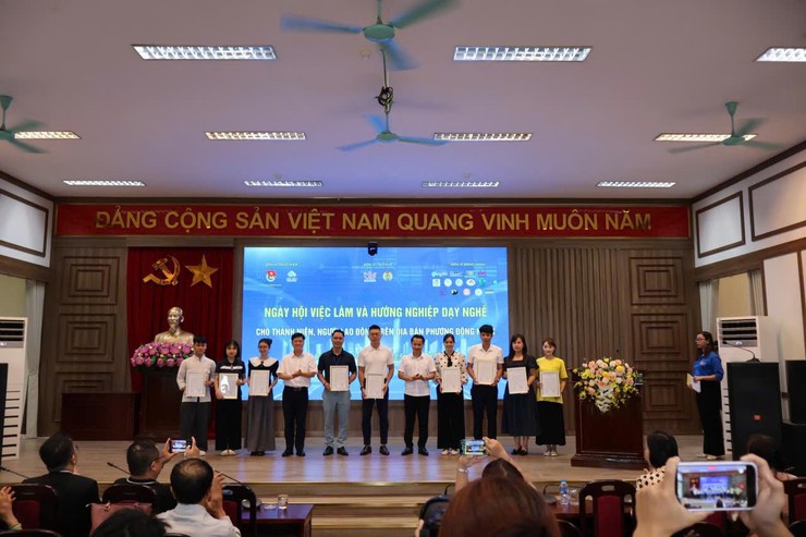 Sôi nổi chương trình Ngày hội Việc làm và Hướng nghiệp dạy nghề phường Đông Ngạc- Ảnh 2.