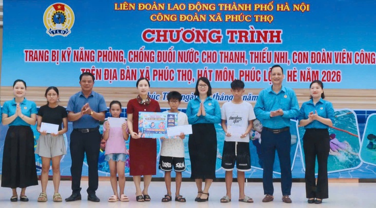 Công đoàn xã Phúc Thọ tổ chức chương trình trang bị kỹ năng phòng, chống đuối nước cho thanh thiếu nhi- Ảnh 4.