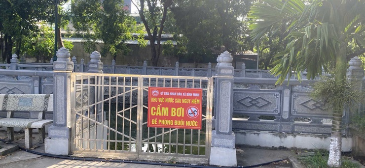  Bình Minh lắp đặt biển cảnh báo tại các khu vực tiềm ẩn nguy cơ mất an toàn nhằm bảo vệ trẻ em trong dịp hè và mùa mưa bão năm 2026.- Ảnh 1.