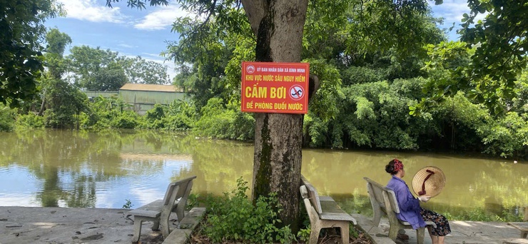  Bình Minh lắp đặt biển cảnh báo tại các khu vực tiềm ẩn nguy cơ mất an toàn nhằm bảo vệ trẻ em trong dịp hè và mùa mưa bão năm 2026.- Ảnh 2.