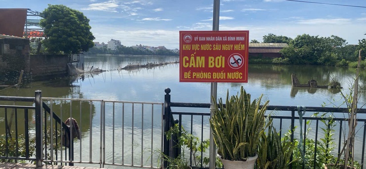  Bình Minh lắp đặt biển cảnh báo tại các khu vực tiềm ẩn nguy cơ mất an toàn nhằm bảo vệ trẻ em trong dịp hè và mùa mưa bão năm 2026.- Ảnh 3.