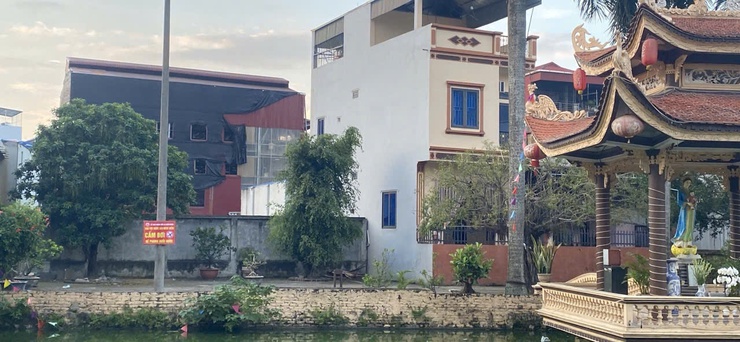  Bình Minh lắp đặt biển cảnh báo tại các khu vực tiềm ẩn nguy cơ mất an toàn nhằm bảo vệ trẻ em trong dịp hè và mùa mưa bão năm 2026.- Ảnh 4.