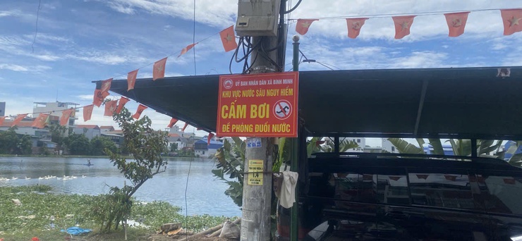  Bình Minh lắp đặt biển cảnh báo tại các khu vực tiềm ẩn nguy cơ mất an toàn nhằm bảo vệ trẻ em trong dịp hè và mùa mưa bão năm 2026.- Ảnh 5.