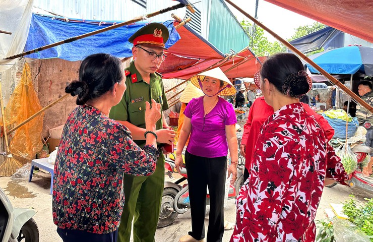 Ủy ban MTTQ xã Bát Tràng phối hợp triển khai tuyên truyền, vận động các hộ kinh doanh thực hiện giải tỏa điểm kinh doanh tự phát tại thôn 1 Làng cổ Bát Tràng- Ảnh 4.