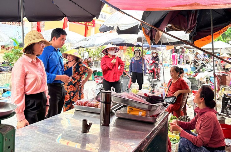 Ủy ban MTTQ xã Bát Tràng phối hợp triển khai tuyên truyền, vận động các hộ kinh doanh thực hiện giải tỏa điểm kinh doanh tự phát tại thôn 1 Làng cổ Bát Tràng- Ảnh 3.