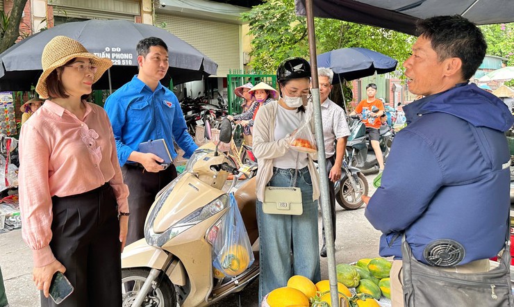 Ủy ban MTTQ xã Bát Tràng phối hợp triển khai tuyên truyền, vận động các hộ kinh doanh thực hiện giải tỏa điểm kinh doanh tự phát tại thôn 1 Làng cổ Bát Tràng- Ảnh 6.
