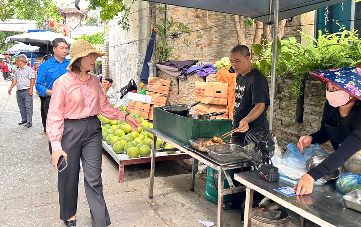 Ủy ban MTTQ xã Bát Tràng phối hợp triển khai tuyên truyền, vận động các hộ kinh doanh thực hiện giải tỏa điểm kinh doanh tự phát tại thôn 1 Làng cổ Bát Tràng- Ảnh 5.