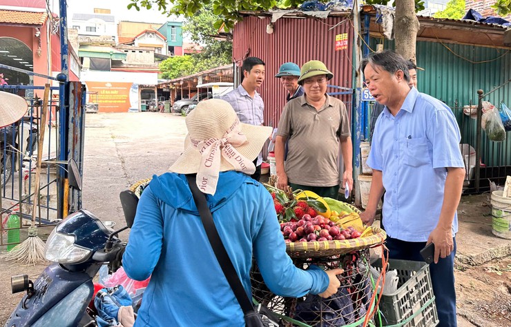 Ủy ban MTTQ xã Bát Tràng phối hợp triển khai tuyên truyền, vận động các hộ kinh doanh thực hiện giải tỏa điểm kinh doanh tự phát tại thôn 1 Làng cổ Bát Tràng- Ảnh 8.