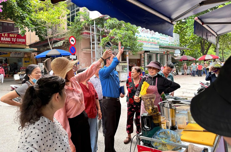 Ủy ban MTTQ xã Bát Tràng phối hợp triển khai tuyên truyền, vận động các hộ kinh doanh thực hiện giải tỏa điểm kinh doanh tự phát tại thôn 1 Làng cổ Bát Tràng- Ảnh 7.