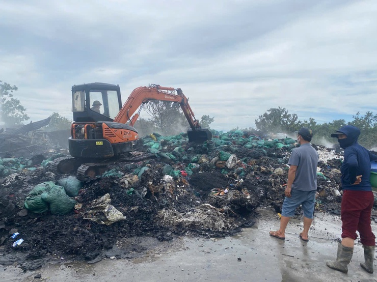 Ứng Hòa khống chế thành công vụ cháy tại bãi chứa nhựa phế liệu ở thôn Dũng Cảm.- Ảnh 1.