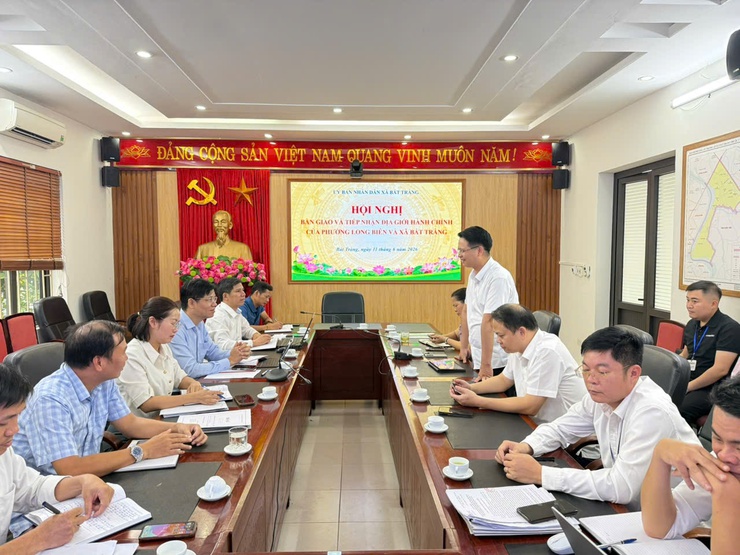 Phường Long Biên tổ chức Hội nghị ký bàn giao hồ sơ, tài liệu quản lý đất đai với xã Bát Tràng- Ảnh 1.