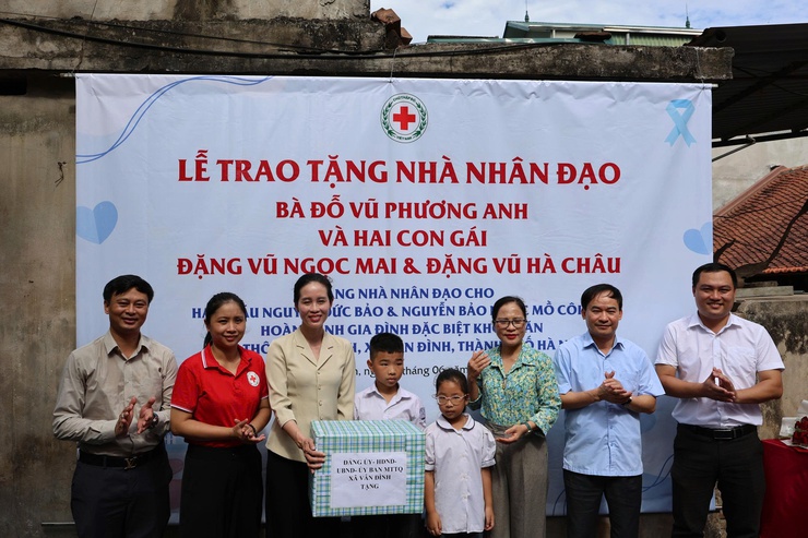 LAN TỎA YÊU THƯƠNG TỪ MÁI NHÀ NHÂN ĐẠO DÀNH CHO TRẺ MỒ CÔI TẠI XÃ VÂN ĐÌNH- Ảnh 2.