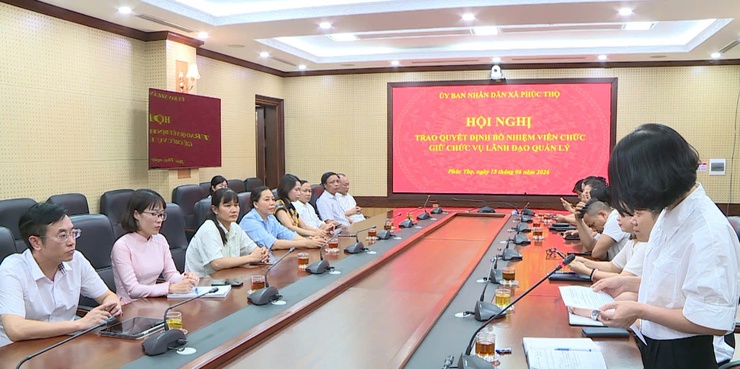 Đồng chí Nguyễn Thị Dung được bổ nhiệm giữ chức vụ Phó Giám đốc Trạm Y tế xã Phúc Thọ- Ảnh 2.