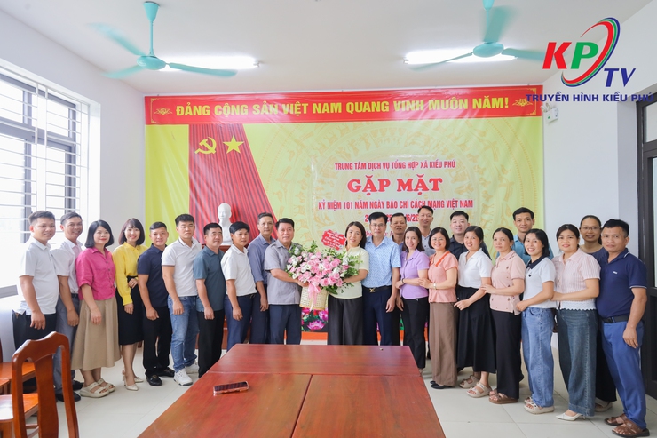 Ủy ban Mặt trận Tổ quốc Việt Nam xã Kiều Phú tặng hoa chúc mừng Trung tâm Dịch vụ tổng hợp xã nhân kỷ niệm Ngày Báo chí cách mạng Việt Nam. - Ảnh 1.