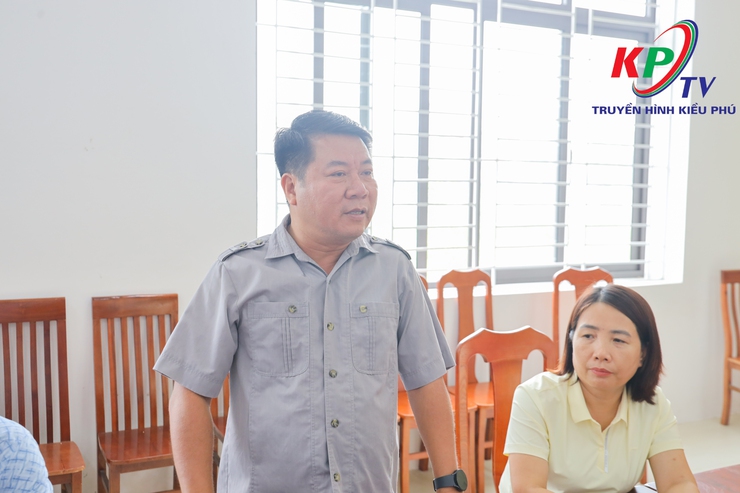 Ủy ban Mặt trận Tổ quốc Việt Nam xã Kiều Phú tặng hoa chúc mừng Trung tâm Dịch vụ tổng hợp xã nhân kỷ niệm Ngày Báo chí cách mạng Việt Nam. - Ảnh 4.