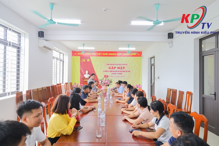 Ủy ban Mặt trận Tổ quốc Việt Nam xã Kiều Phú tặng hoa chúc mừng Trung tâm Dịch vụ tổng hợp xã nhân kỷ niệm Ngày Báo chí cách mạng Việt Nam. - Ảnh 2.